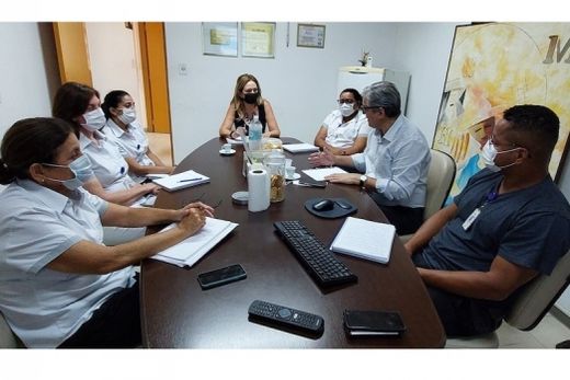 Em reunião. Denise Minelli e gestores do Hospital ouvem o médico João Carlos Leal, cirurgião cardiovascular
