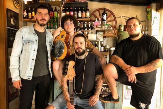 Coyote Caramelo. Banda é formada por André Gardini, Miguel Gardini, Eric Uliana e Flavio Oliveira