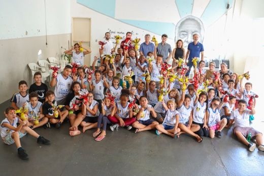 Presentes de Páscoa. Ovos e kits de chocolate foram distribuídos nas unidades do Cras e nos projetos 'SOS Cidadania', 'Criança Feliz', 'Programa Crescer' e 'Viva Lei
