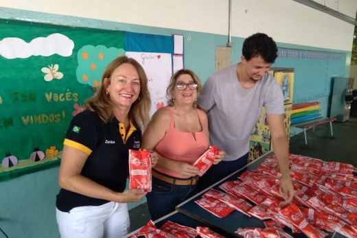 Zuleica Veronese, Berlina Manzi e Thiago Branco (voluntário) com os kits. No total, 170 unidades foram entregues a crianças