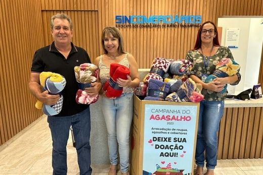 Doação do Sincomerciários. Entidade entregou mais de 50 cobertores novos ao Fundo Social de Solidariedade