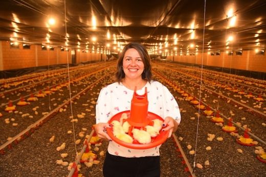 Edvângela Muniz, em sua Mega Granja tecnológica