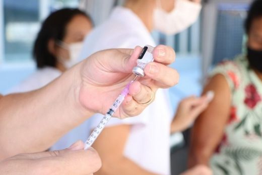 Vacinação contra a covid. Bivalente será aplicada em maiores de 18 anos
