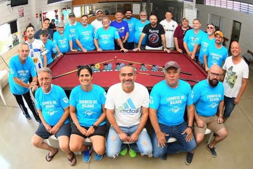 Ao redor da mesa. Torneio de bilhar integrou 28 jogadores, que formaram 14 duplas
