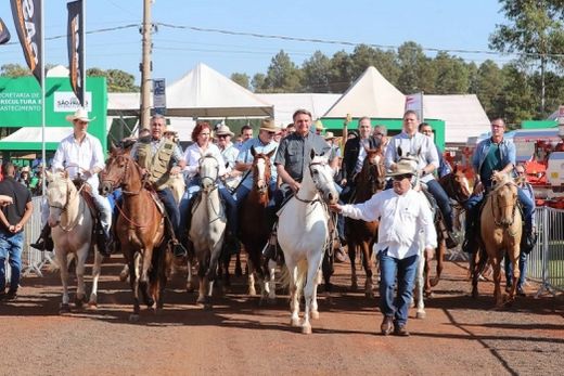 O ex-presidente Jair Bolsonaro desfilou em cavalo na Agrishow de 2022, após ter participado de uma motociata do aeroporto à feira agrícola