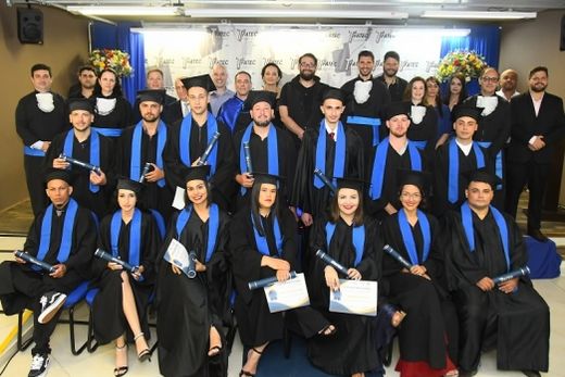 Os formandos, com membros da Mesa Diretora e da Congregação da Fatec-Matão. Evento solene de formatura foi realizado no auditório da Etec-Matão, no último dia 5