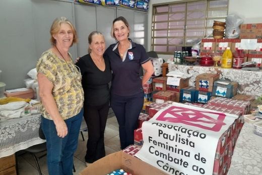 Doação de leite. Na terça-feira (9), entrega foi feita para a APFCCM e Gaspa; os alimentos foram para a Casa de Apoio de Barretos na segunda-feira (8)