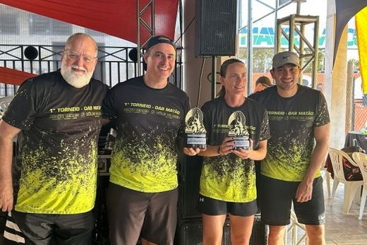 Beach Tênis Misto. A dupla campeã, Paulo Caruzo e Camila Ballista, entre Paulo Bernardi e Jorge Kawahara