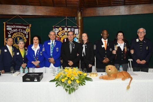 Em Assembleia Festiva. Elídio e Maria Salete Okano; Suzana e Roberto de Freitas; Rodnei e Simone Rodrigues; Ronald e Luciana Tristão e Tatão Carvalho