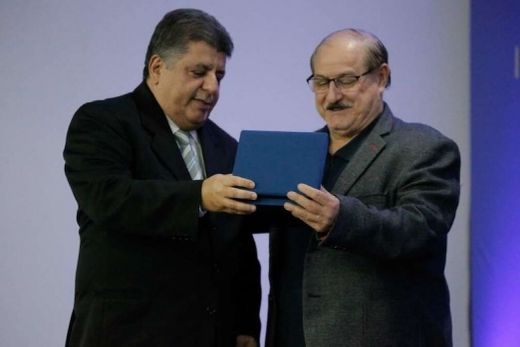 Reconhecimento. Antonio Galli recebe homenagem de Élcio Paiola, um dos diretores do Portal Futebol Interior