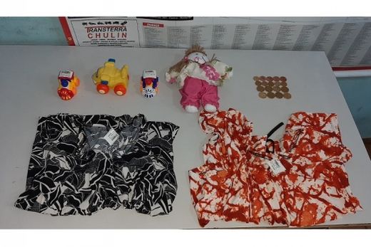 Furto. Dois vestidos, três brinquedos, uma boneca e R$ 2,80 em moedas foram apreendidos