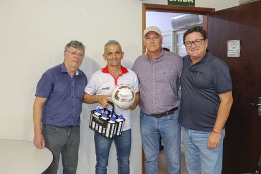 No lançamento. O prefeito Cido Ferrari com Paulinho Costa (Palmeirinha), China Calabres (presidente da Câmara) e o secretário José Orlando Mingossi