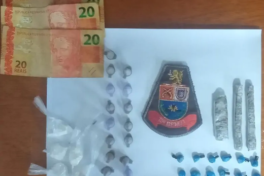 Jovem preso. Ele portava drogas, dinheiro e um celular