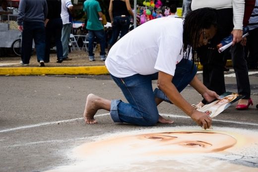 Elio Floriano. Artista é reconhecido nacionalmente pelos desenhos feitos através da sua técnica de 'Areiografia', desenvolvida conforme a evolução dos enfeites de Corpus Christi