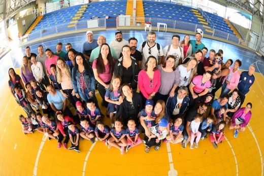 A Primeira Turma. Pequeninos foram os primeiros a mostrar seus primeiros movimentos na natação