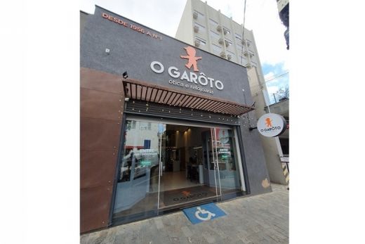 No centro da cidade. Loja oferece grande variedade de óculos, relógios, joias e semijoias das melhores marcas do mercado