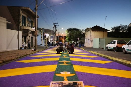Madrugada de Corpus Christi. Conforme a tradição, ornamentações das ruas centrais terão início por volta das 5 horas do feriado do próximo dia 8