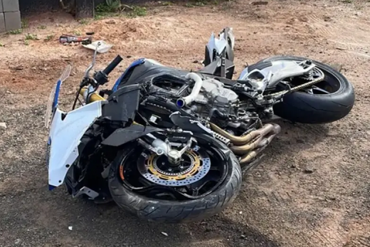 Acidente. Motociclista dirigia uma  BMW S1000 quando colidiu contra um carro