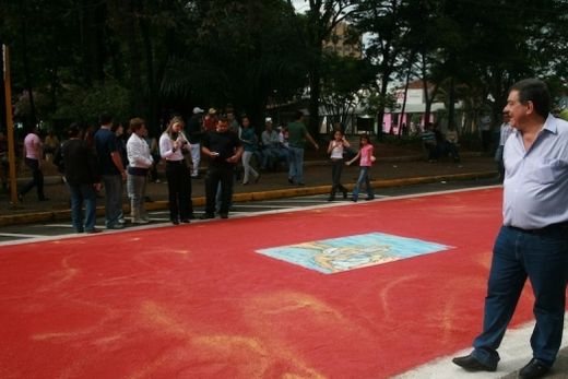 Em um flash de memória, enxergamos Adauto acompanhando os preparativos para Corpus Christi