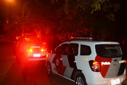 Flagra. Ladrão se preparava para levar objetos de dentro da residência