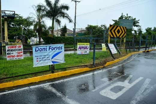 Na cerca que circunda o Complexo Viário 15 de Novembro. Cinco propagandas causam poluição visual no local
