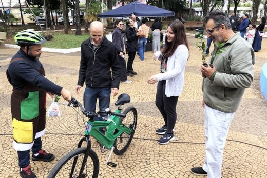 Bicicleta construída com plástico reciclado foi atração no espaço da CMS, no Manifesto à Natureza