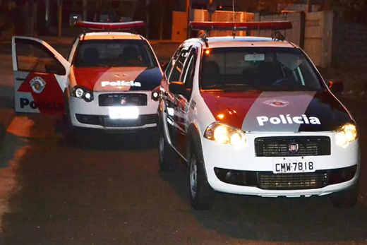 Mulher presa. Havia um mandado expedido pela Justiça contra ela
