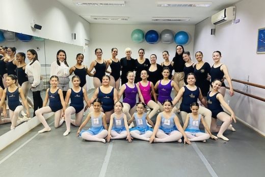 Exame. As professoras Renata Canova, Gabrieli Rocha e Tayla Francine com as alunas, a examinadora Sara-Jane Hayden, a intérprete Ana Molon e a bailarina Laura Venturinelli