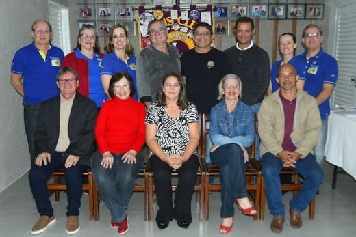 Os representantes das entidades/instituições com a direção do Lions-Matão. Doações decorrem da 19ª 'Ação Entre Amigos' realizada pelo clube de serviço