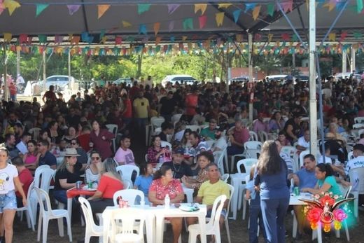Um grande público. Quantidade de pessoas excedeu aos limites das tendas, fazendo o evento ser ainda maior