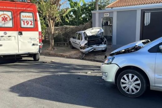 No Jardim Santa Rosa. Colisão aconteceu nesta segunda-feira (3)
