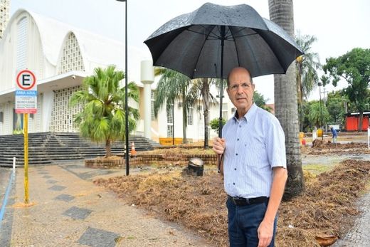 Padre Jorge Nahra, diante da Matriz e do Largo ‘Ferdinando Bambozzi’. “Teremos uma ‘moldura’ melhor condizente com o bonito prédio da Matriz”