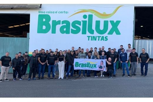 Na sede da empresa.  Grupo de pintores e representantes da Rede Foz Tintas esteve em Matão no último dia 3