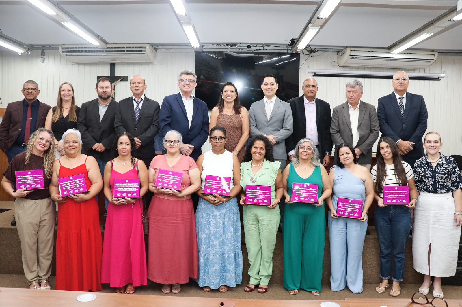 Câmara entregou o Certificado Heley de  Abreu Silva Batista às homenageadas