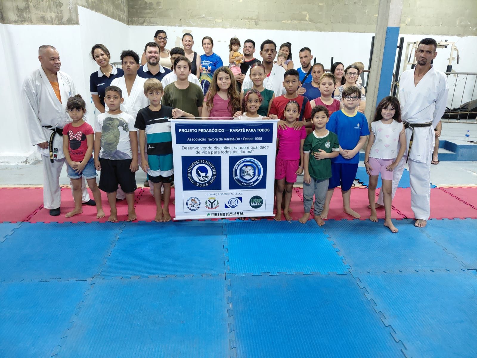 Parceria entre lideranças comunitárias e poder público. Aulas gratuitas de Karatê para crianças, às terças e quintas-feiras, das 19 às 20 horas, com vagas limitadas
