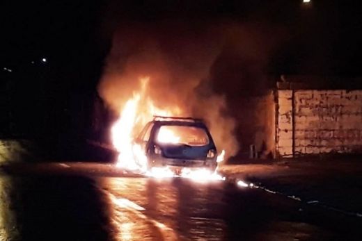 Veículos pegaram fogo no Bairro Alto — foto 2 de 3