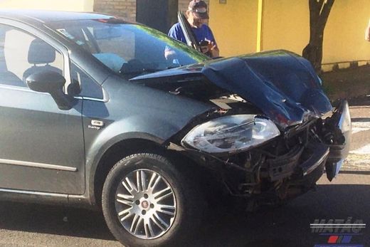 Motorista sofre mal súbito e causa colisão no Centro de Matão — foto 2 de 2