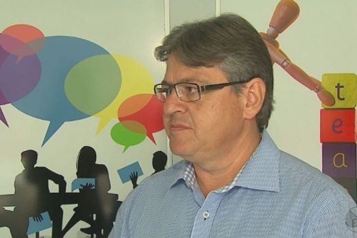 Carro causa danos no portão da casa do prefeito — foto 3 de 3