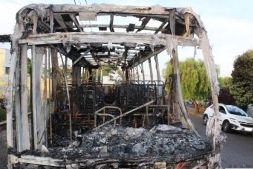 Fogo destrói ônibus de transporte rural na Vila Cardim — foto 2 de 4