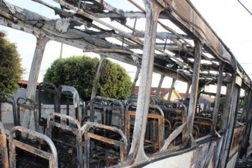 Fogo destrói ônibus de transporte rural na Vila Cardim — foto 3 de 4
