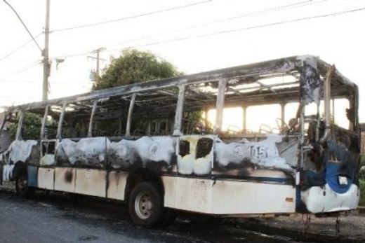 Fogo destrói ônibus de transporte rural na Vila Cardim — foto 4 de 4