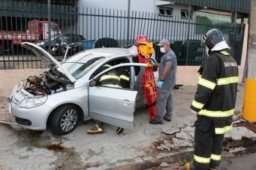 Carro bate contra poste e deixa duas pessoas feridas — foto 2 de 5