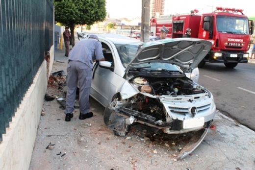Carro bate contra poste e deixa duas pessoas feridas — foto 3 de 5