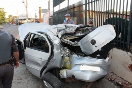 Carro bate contra poste e deixa duas pessoas feridas — foto 4 de 5