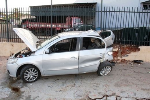Carro bate contra poste e deixa duas pessoas feridas — foto 5 de 5