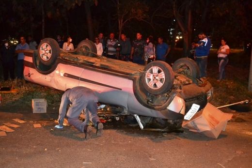 Pic-up com cinco pessoas capota no Nova Cidade — foto 2 de 4