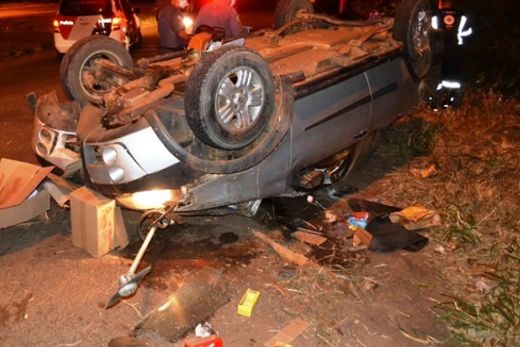 Pic-up com cinco pessoas capota no Nova Cidade — foto 3 de 4