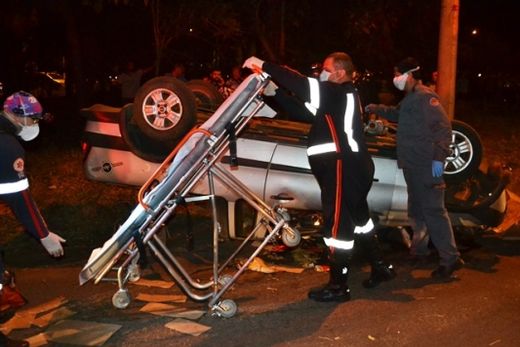 Pic-up com cinco pessoas capota no Nova Cidade — foto 4 de 4