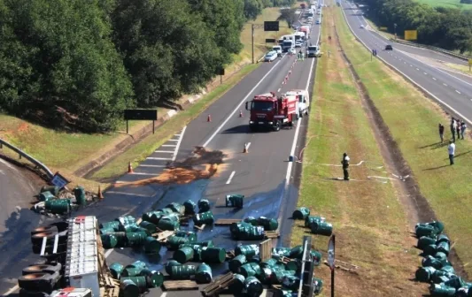Carreta carregada com óleo tomba no trevo de Matão — foto 1 de 3