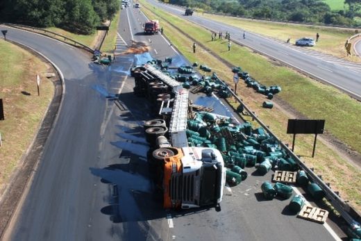 Carreta carregada com óleo tomba no trevo de Matão — foto 2 de 3